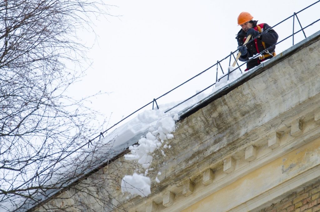 В Ухте продолжается очистка снега в усиленном режиме