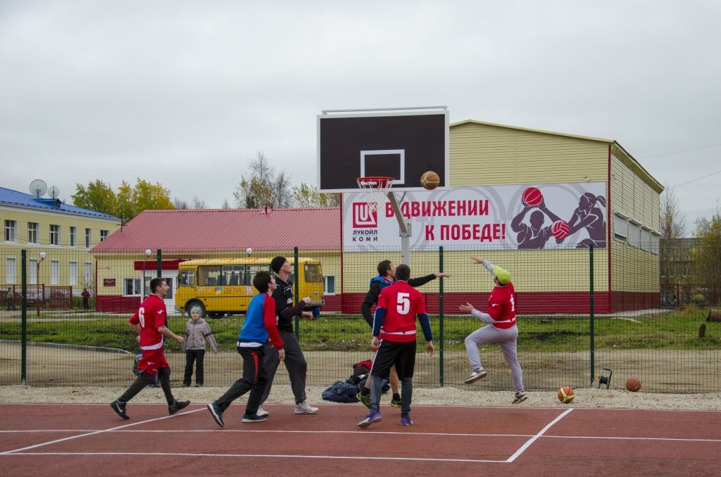 Ярега получила новую баскетбольно-волейбольную площадку